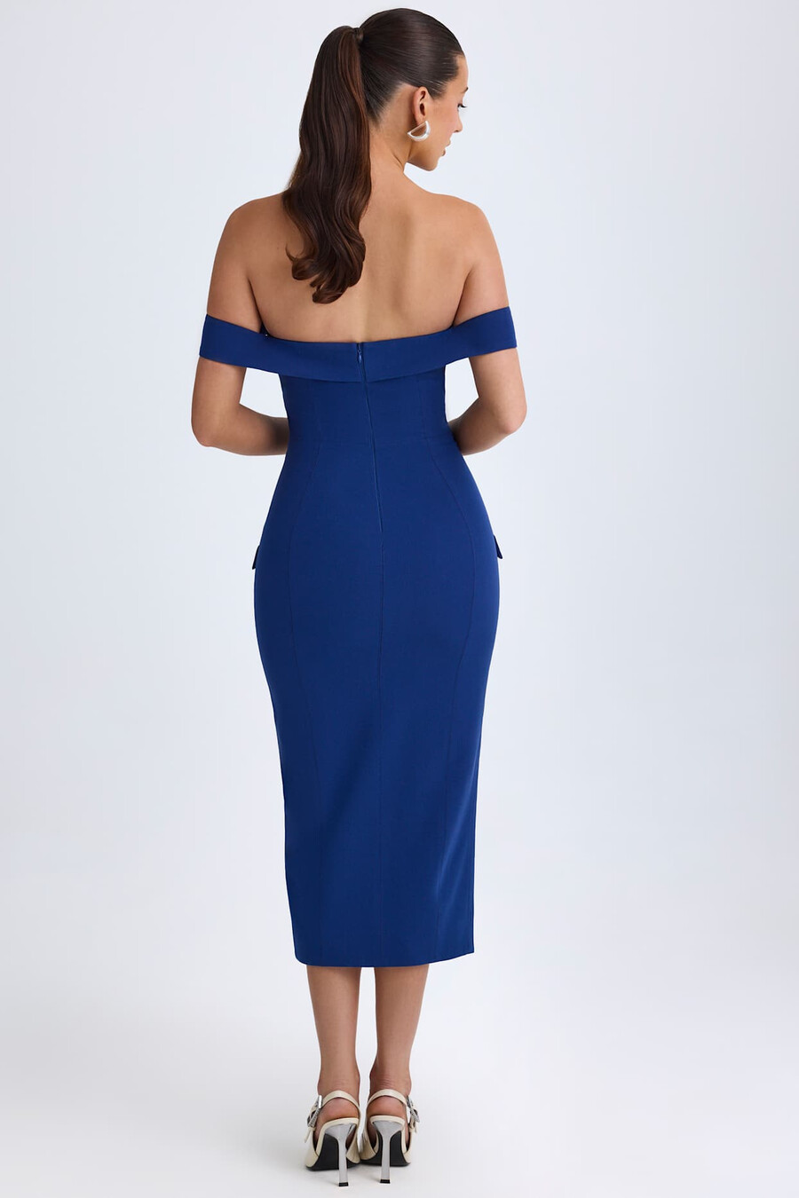 vestido midi ombro a ombro na cor azul marinho.