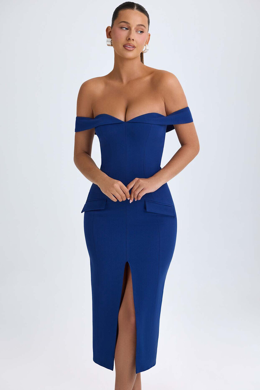 vestido midi ombro a ombro na cor azul marinho.