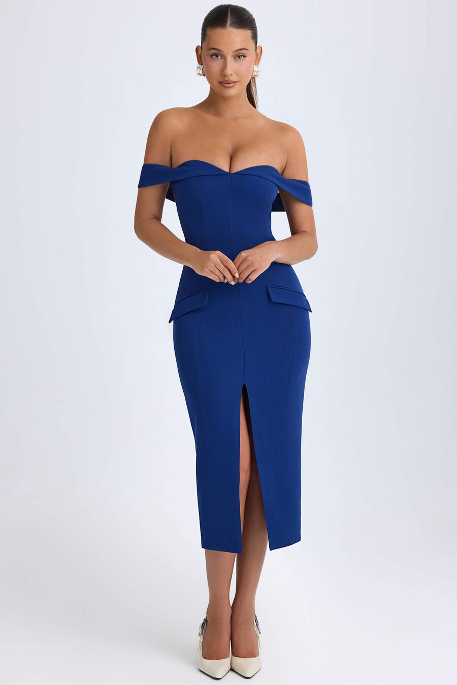 vestido midi ombro a ombro na cor azul marinho.