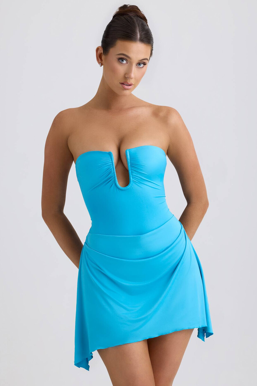 vestido curto evasê drapeado em jérsei fino na cor azul-turquesa.