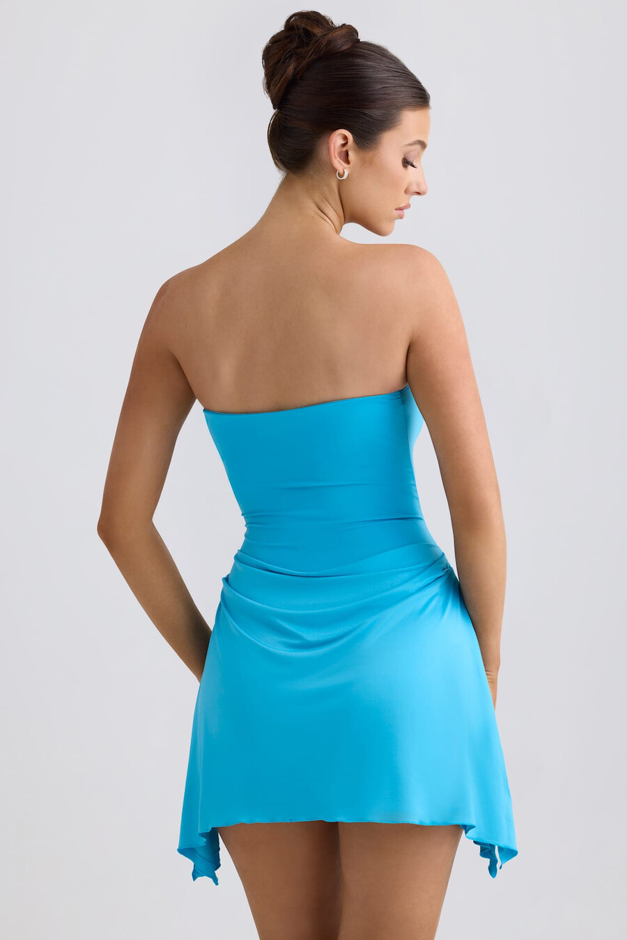 vestido curto evasê drapeado em jérsei fino na cor azul-turquesa.
