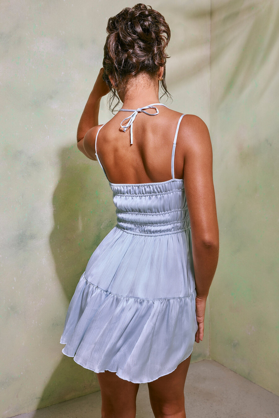 vestido curto evasê com corpete franzido na cor cinza celeste
