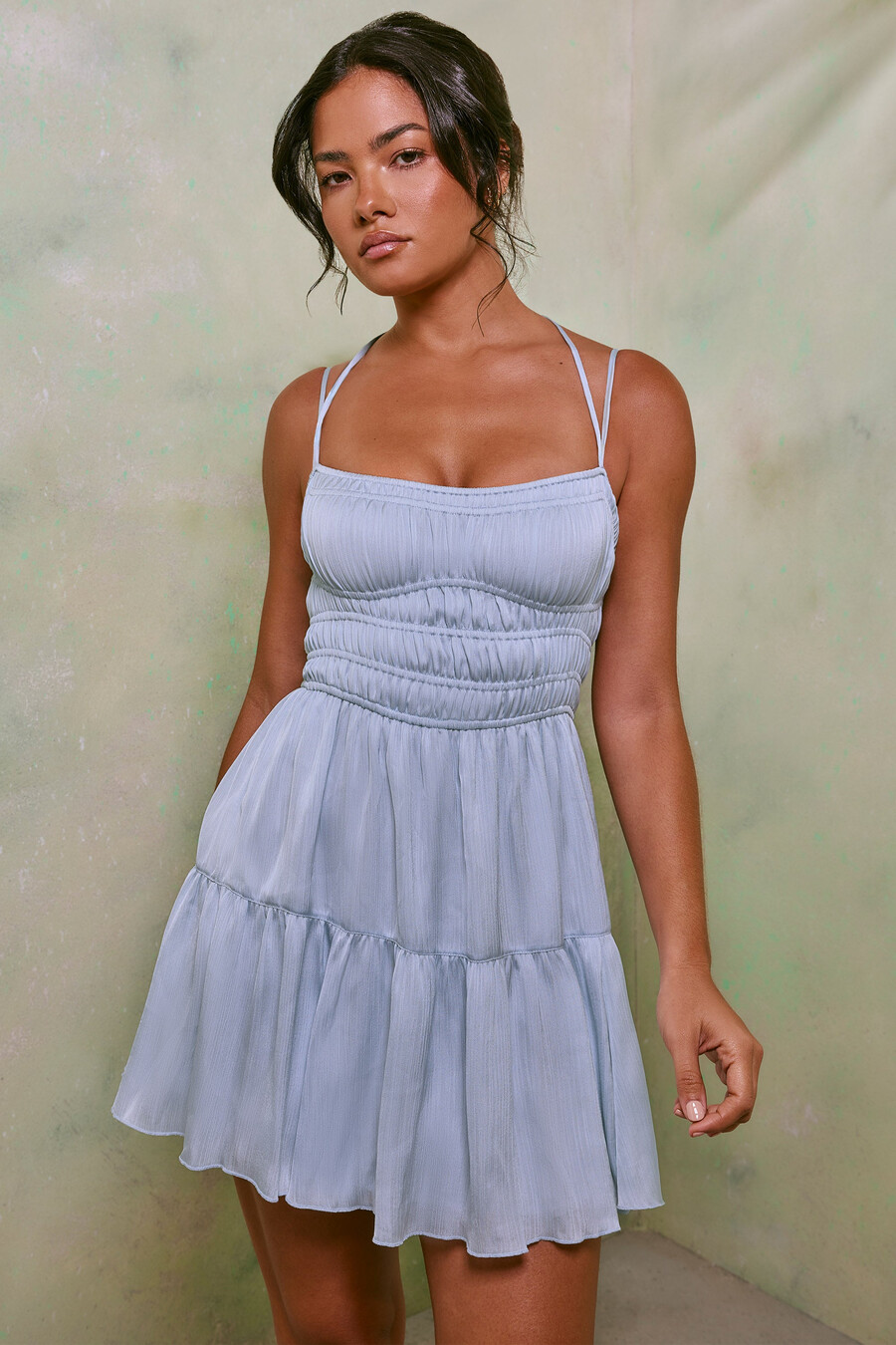 vestido curto evasê com corpete franzido na cor cinza celeste
