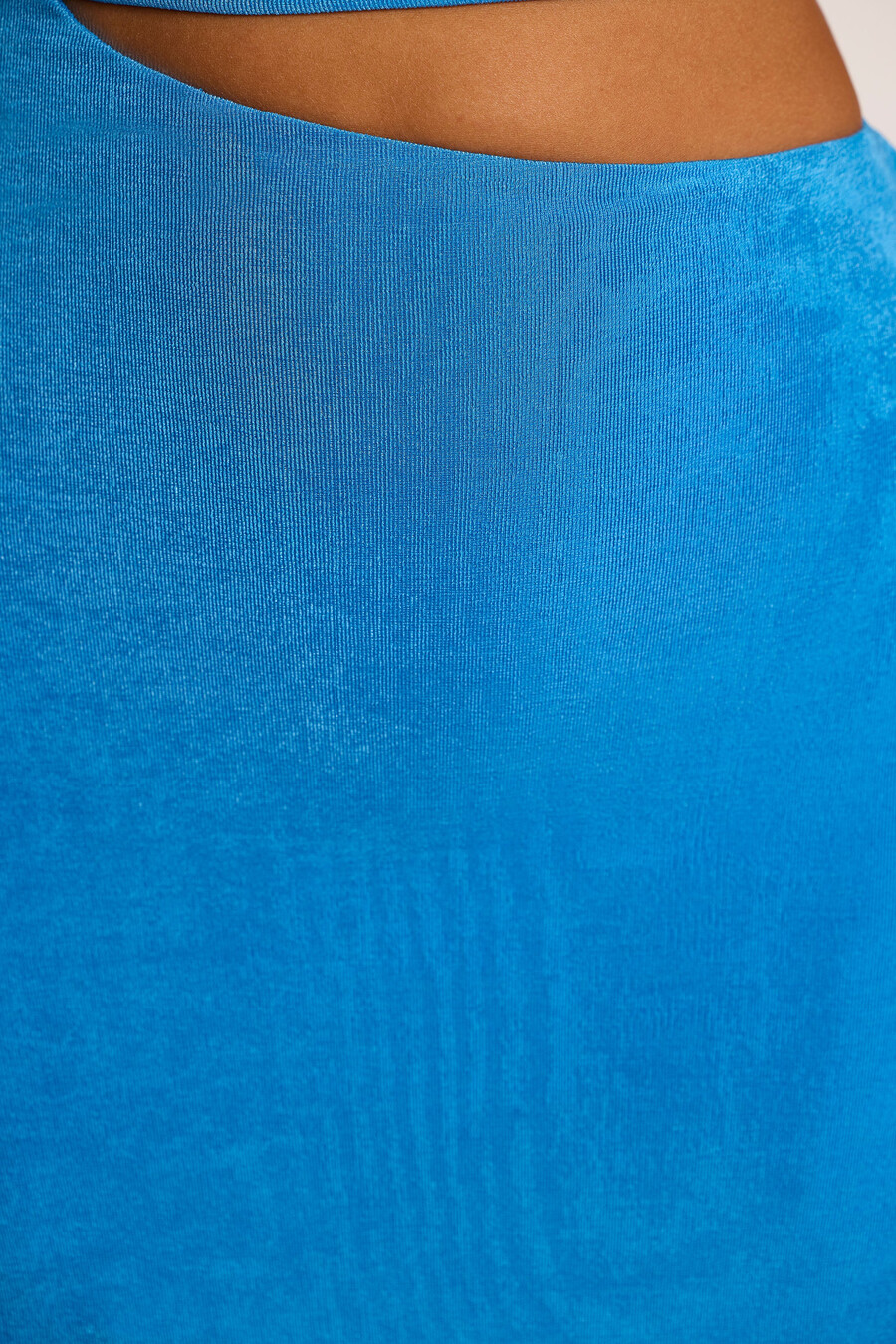 vestido curto evasê com recortes em jérsei texturizado na cor azul cobalto.