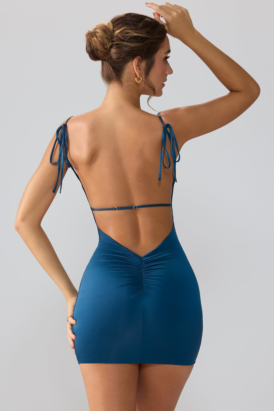 vestido curto de malha justa com costas abertas em azul meia-noite