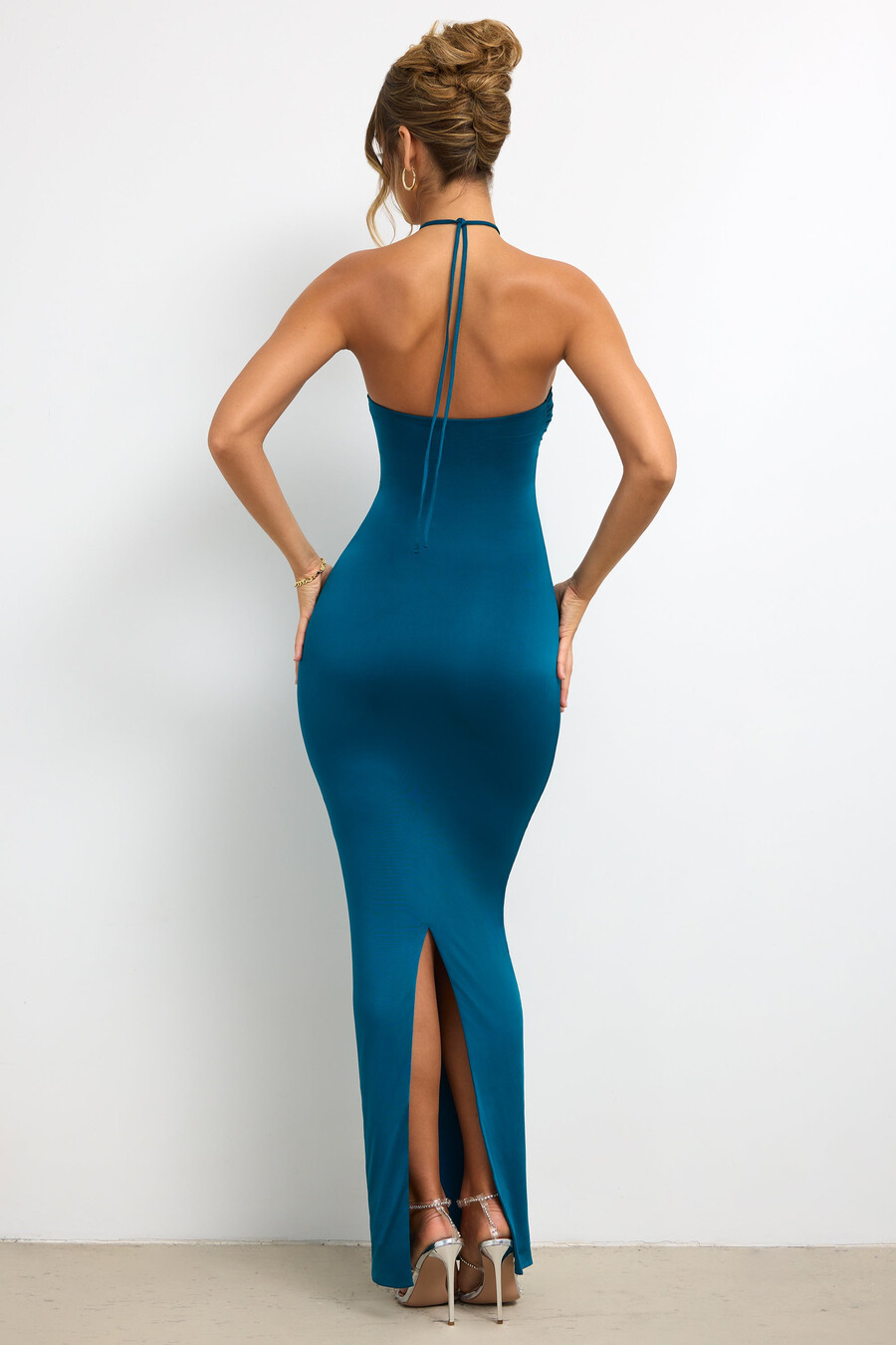 vestido longo justo de jérsei com detalhe de rosa e decote halter na cor verde-azulado escuro.