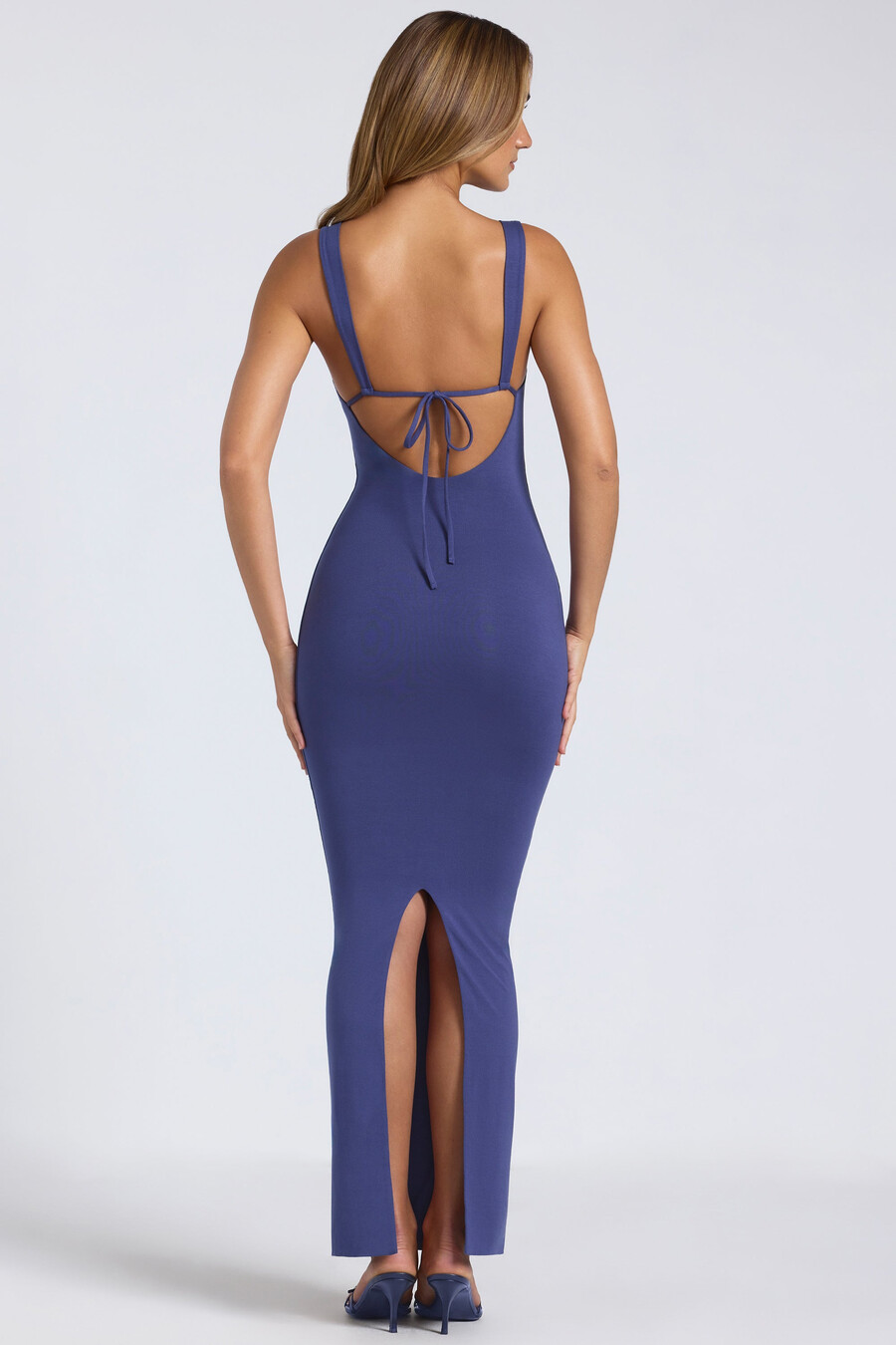 vestido longo modal com decote quadrado e costas abertas na cor azul marinho.