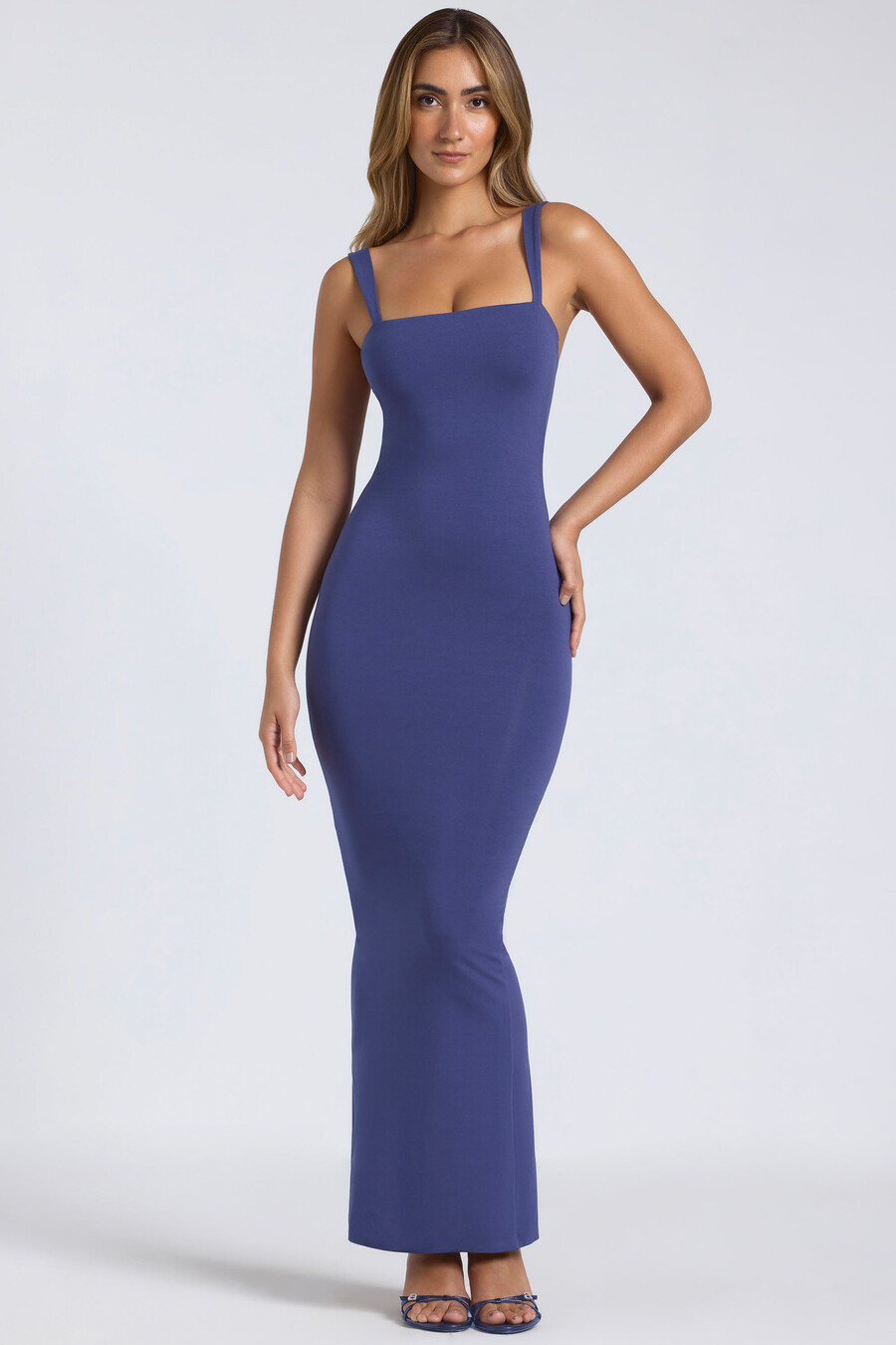 vestido longo modal com decote quadrado e costas abertas na cor azul marinho.