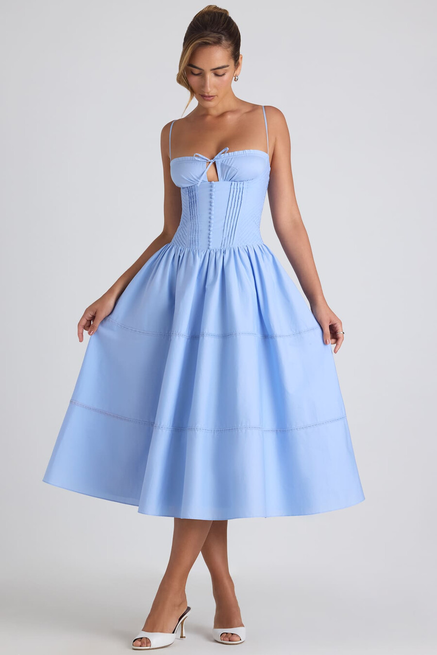 vestido midi de popeline com detalhes em renda e pregas na cor azul celeste.
