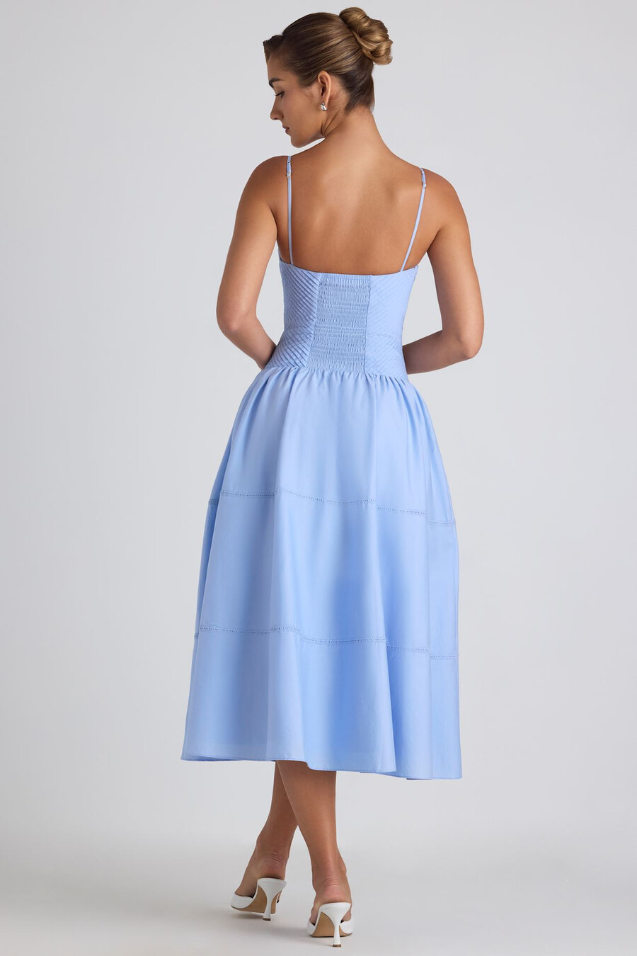 vestido midi de popeline com detalhes em renda e pregas na cor azul celeste.