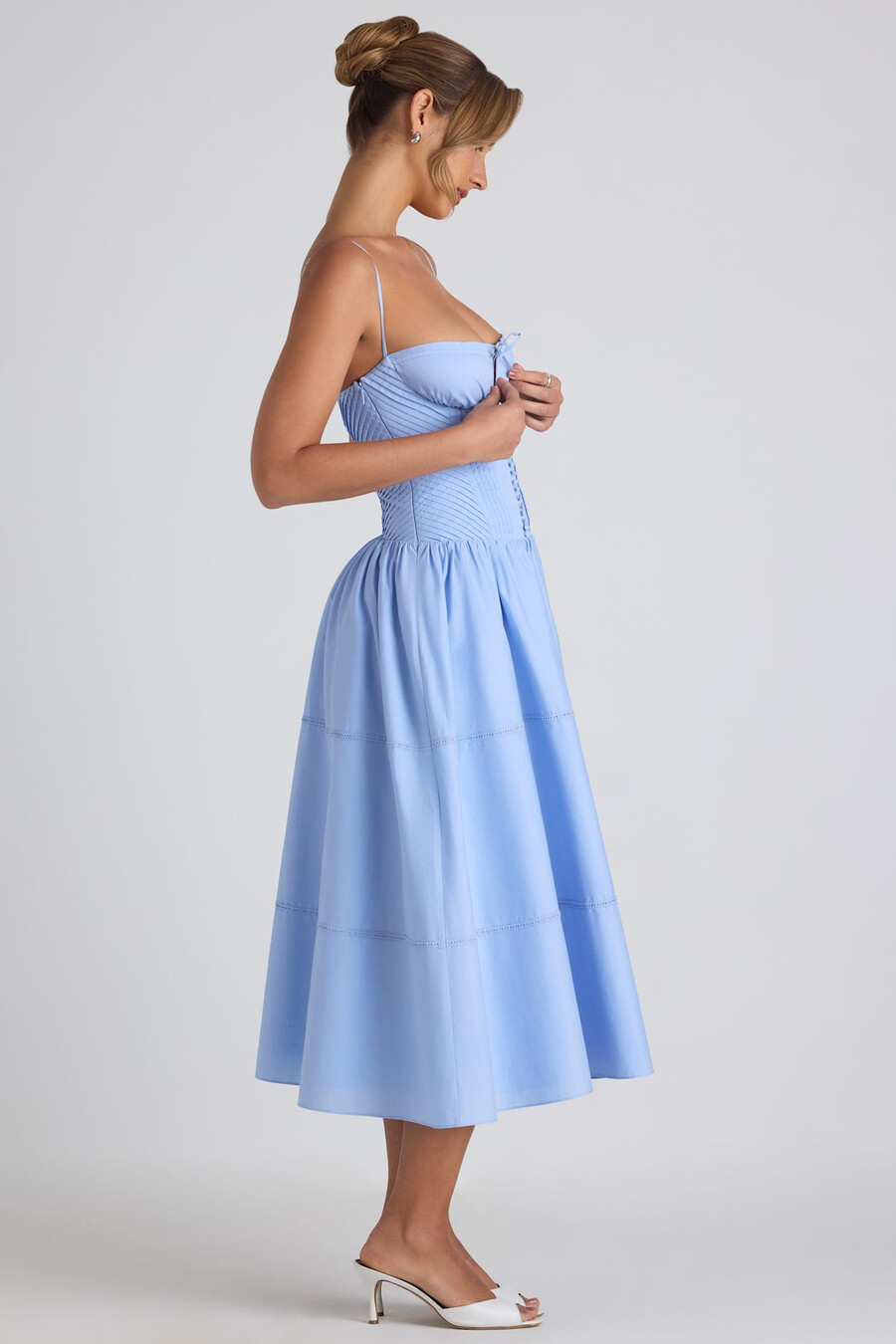 vestido midi de popeline com detalhes em renda e pregas na cor azul celeste.