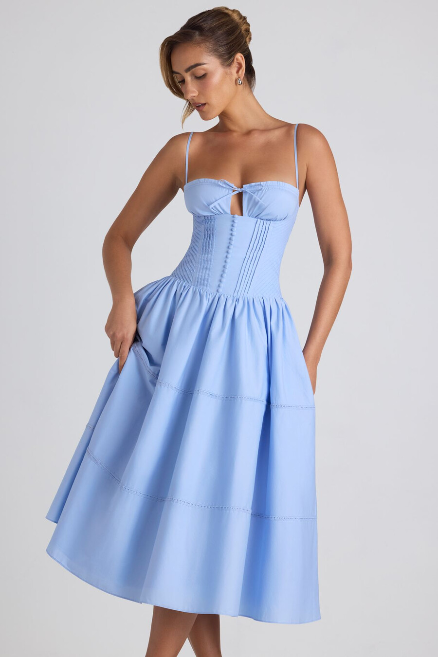 vestido midi de popeline com detalhes em renda e pregas na cor azul celeste.