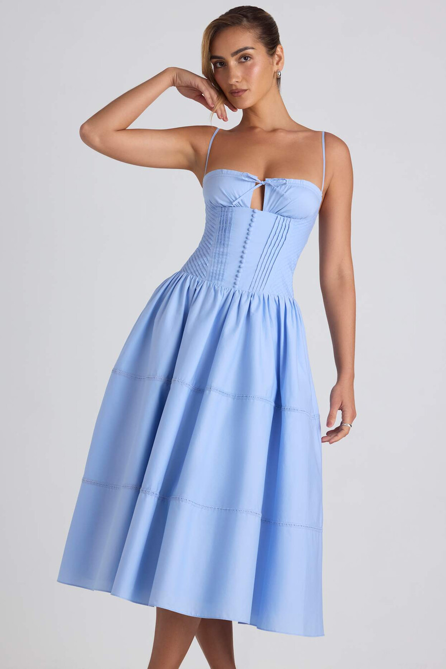 vestido midi de popeline com detalhes em renda e pregas na cor azul celeste.