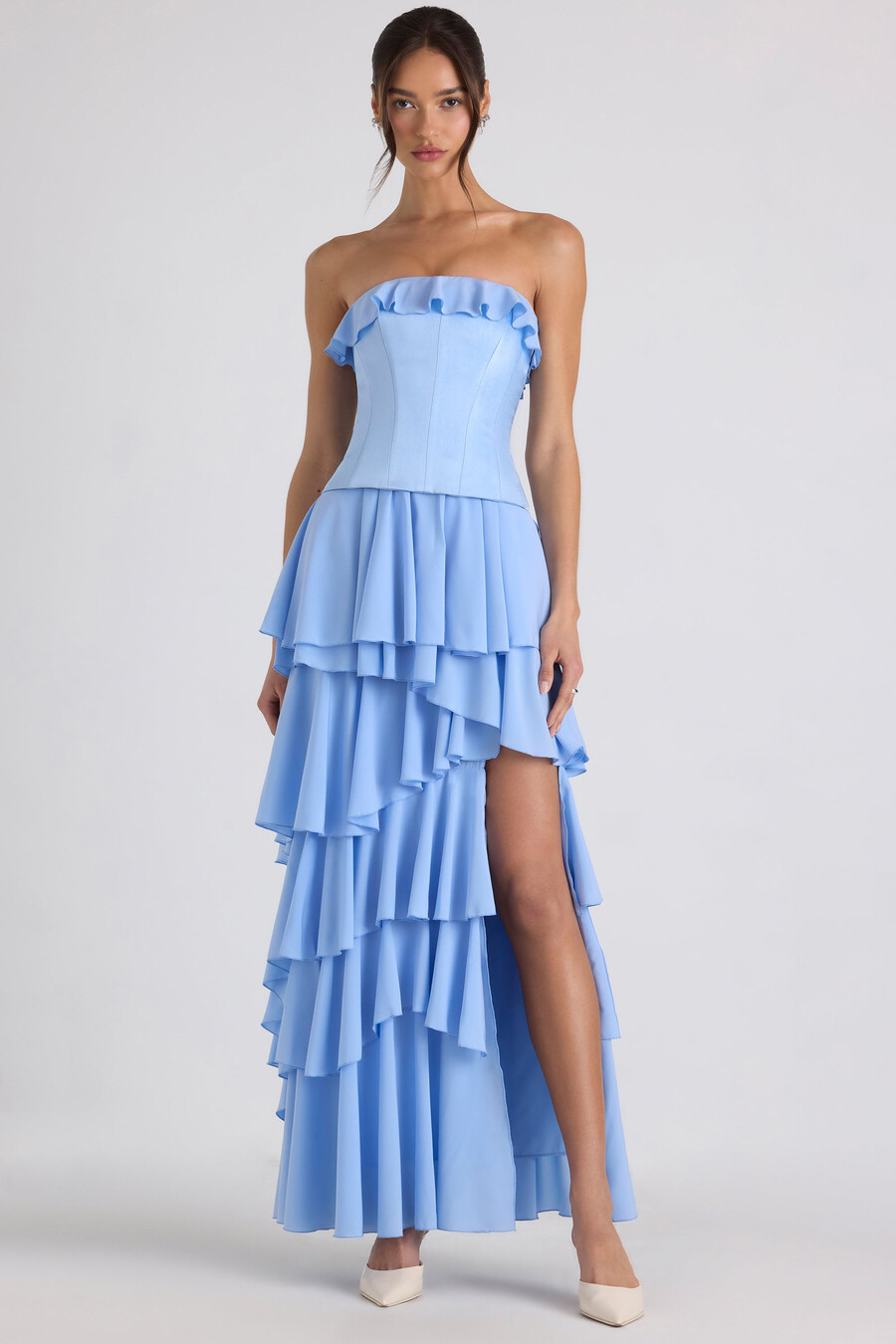 vestido de noiva com espartilho em camadas na cor azul celeste.
