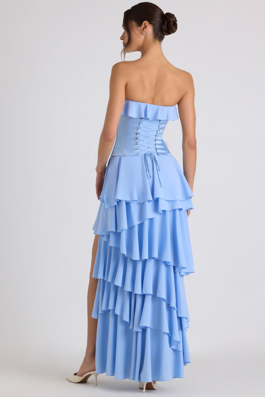 vestido de noiva com espartilho em camadas na cor azul celeste.