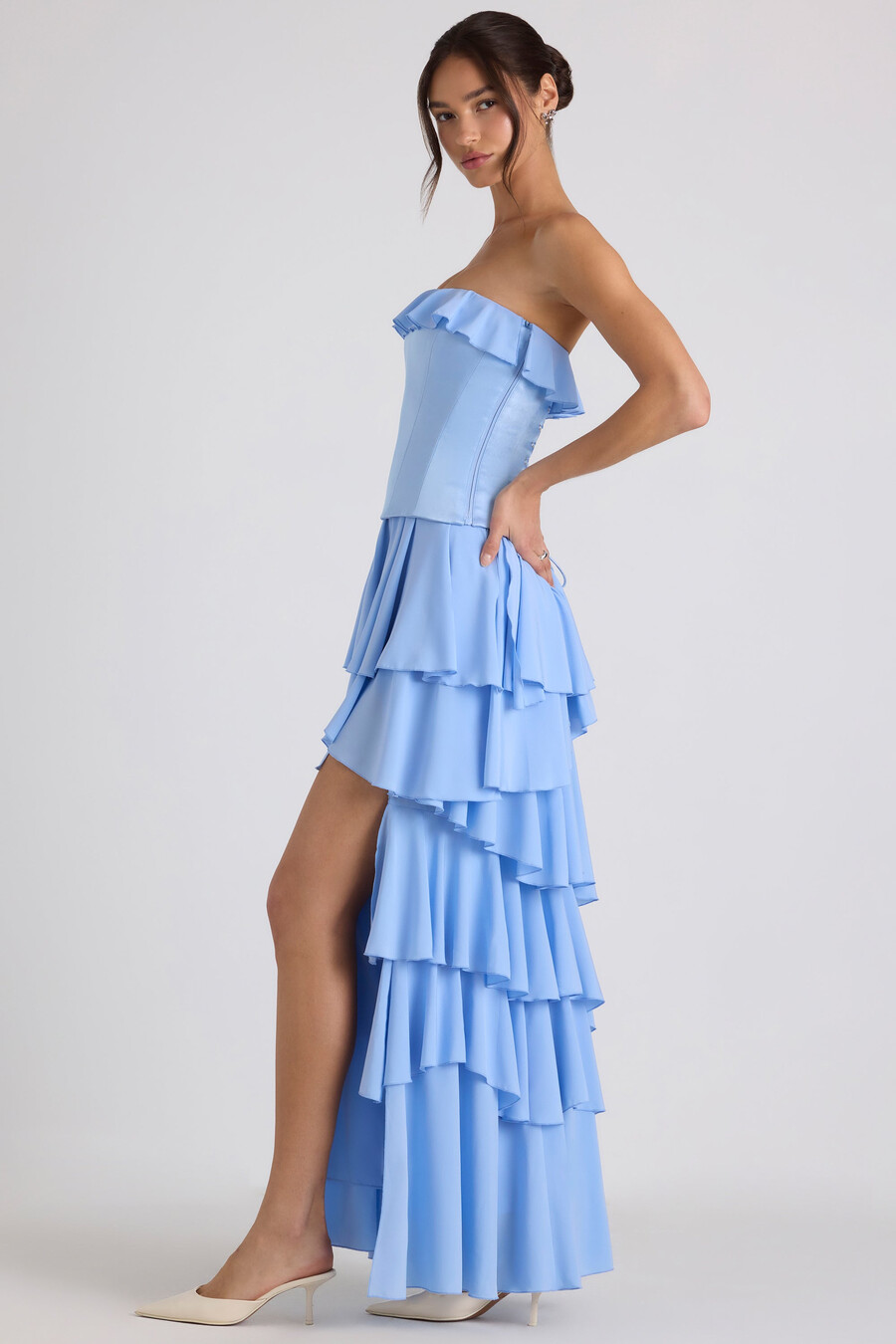 vestido de noiva com espartilho em camadas na cor azul celeste.
