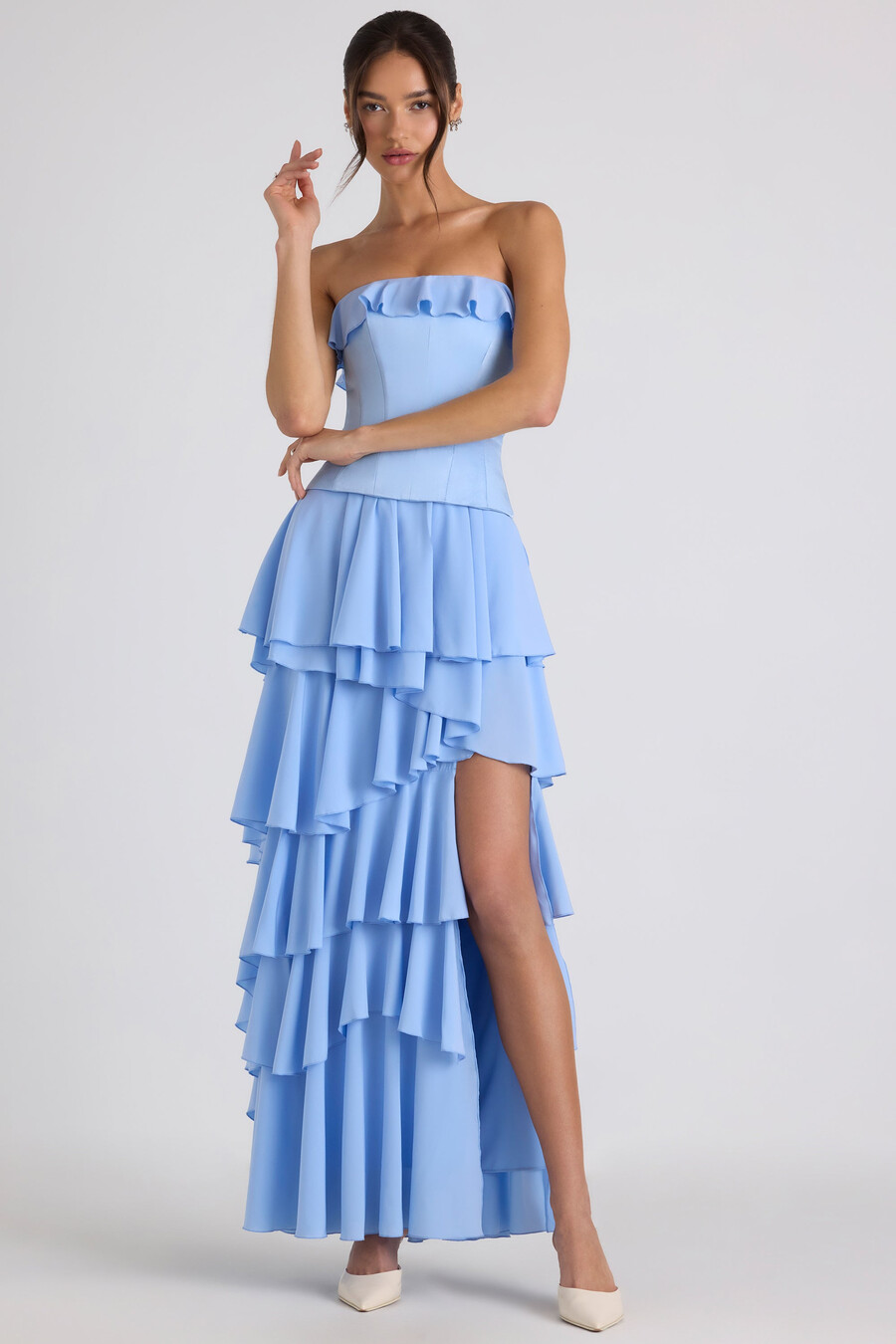 vestido de noiva com espartilho em camadas na cor azul celeste.