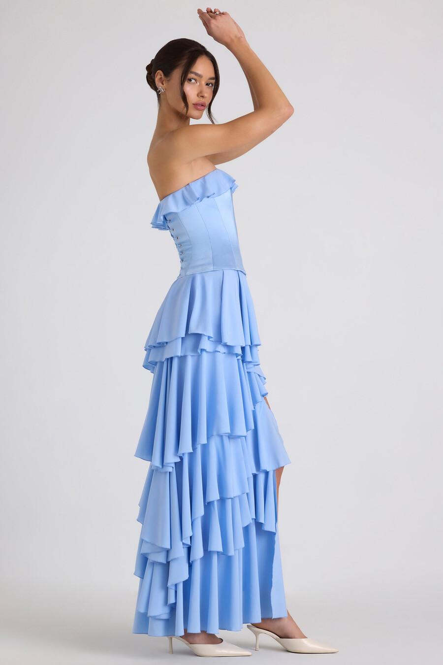 vestido de noiva com espartilho em camadas na cor azul celeste.