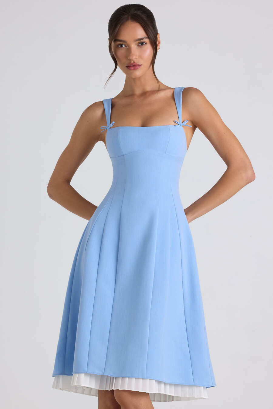 vestido midi plissado em linha a com detalhe de laço na cor azul celeste