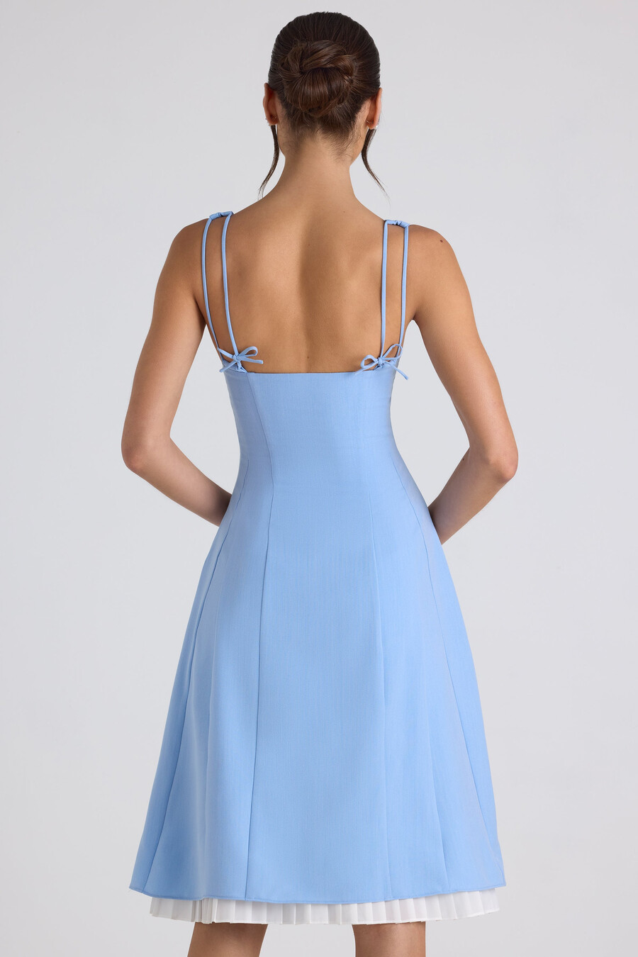 vestido midi plissado em linha a com detalhe de laço na cor azul celeste