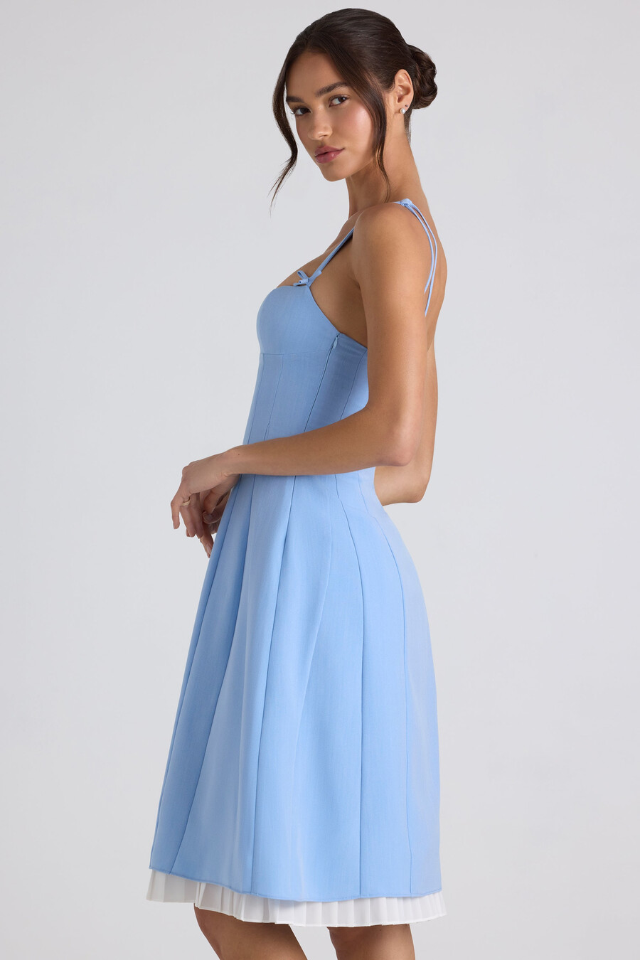 vestido midi plissado em linha a com detalhe de laço na cor azul celeste