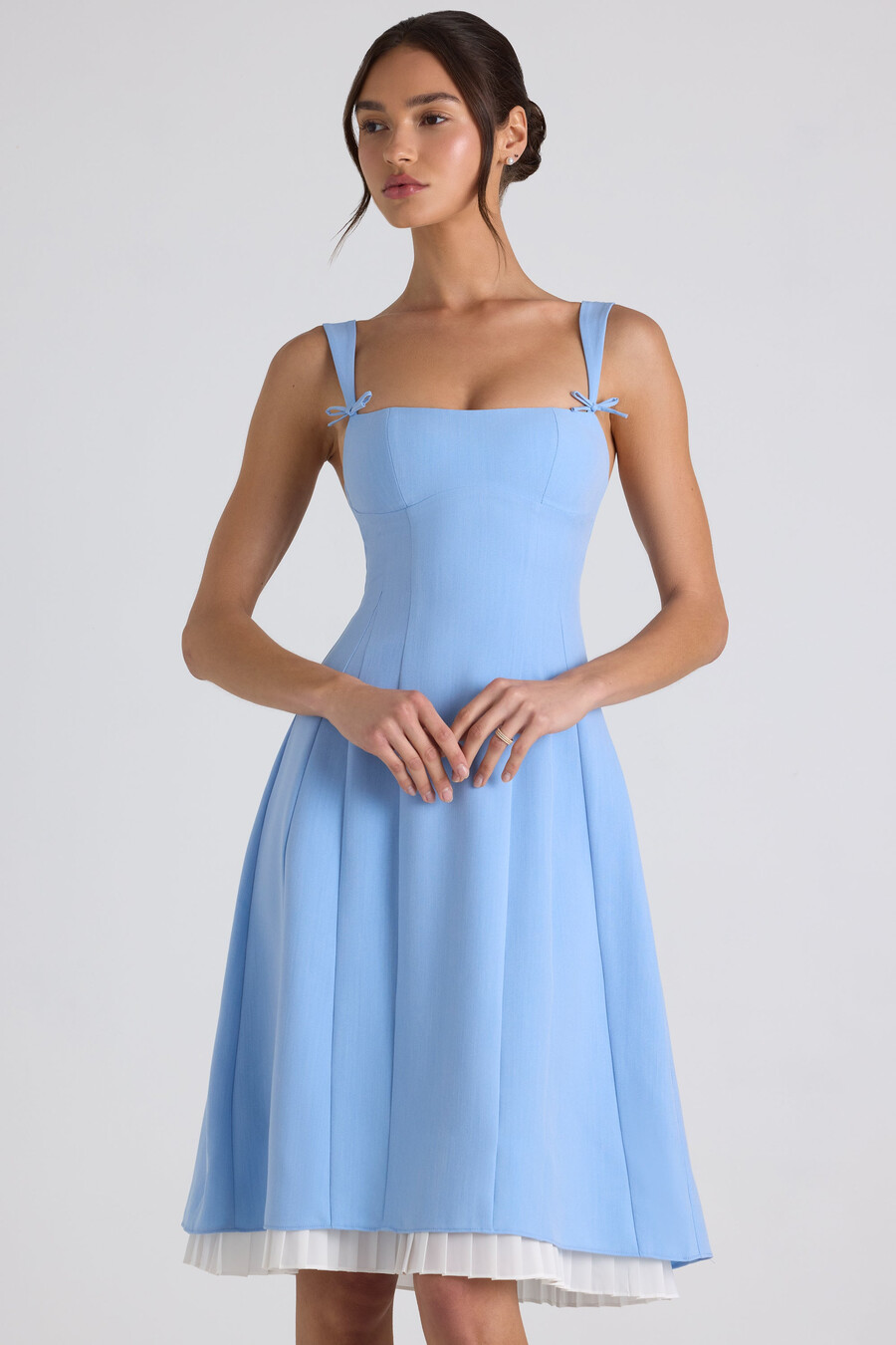 vestido midi plissado em linha a com detalhe de laço na cor azul celeste