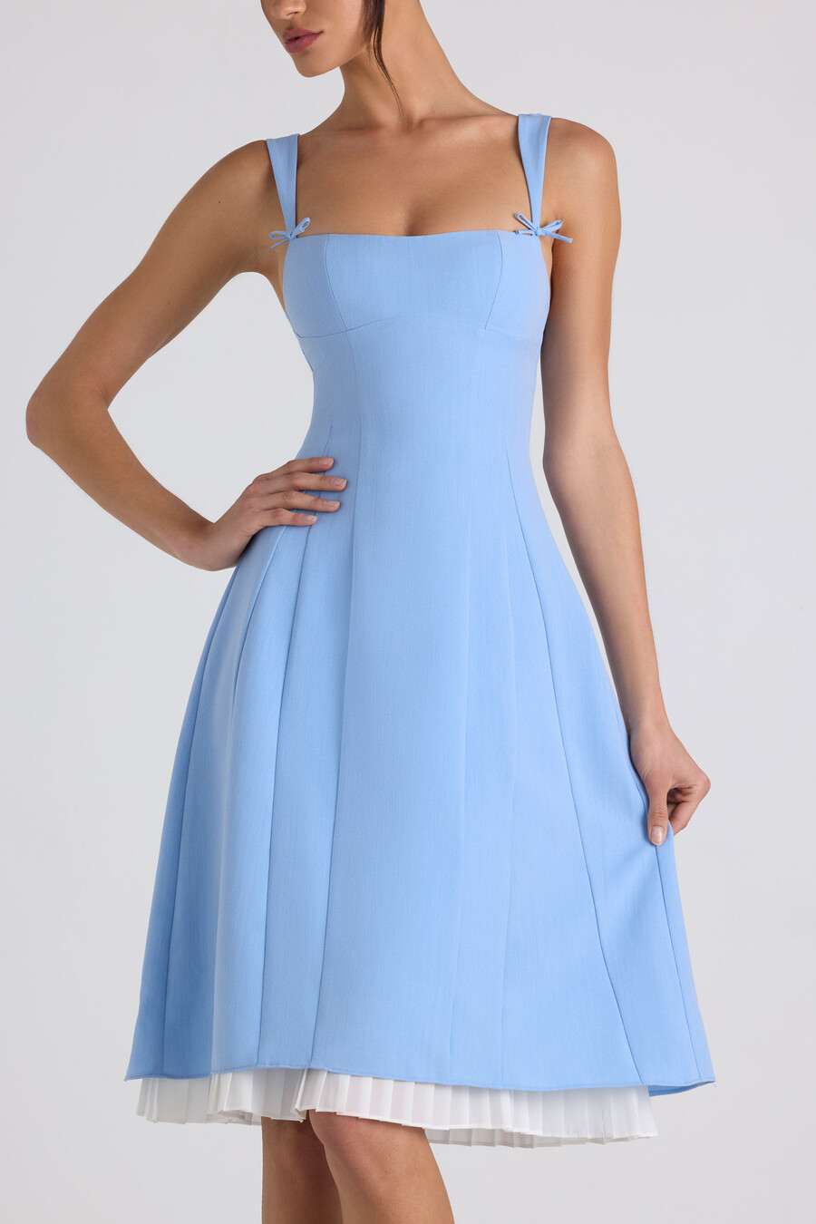 vestido midi plissado em linha a com detalhe de laço na cor azul celeste