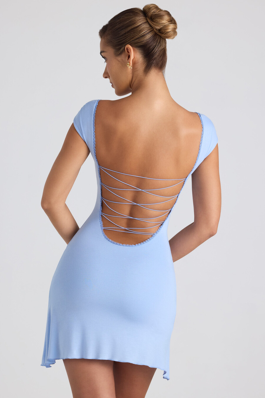 vestido curto assimétrico de corte a com amarração em modal na cor azul celeste.