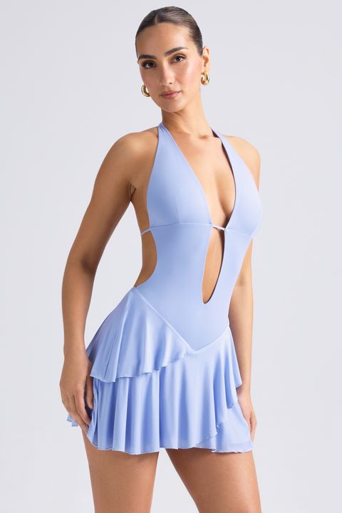 vestido curto com decote halter e babados vazados na cor azul pervinca