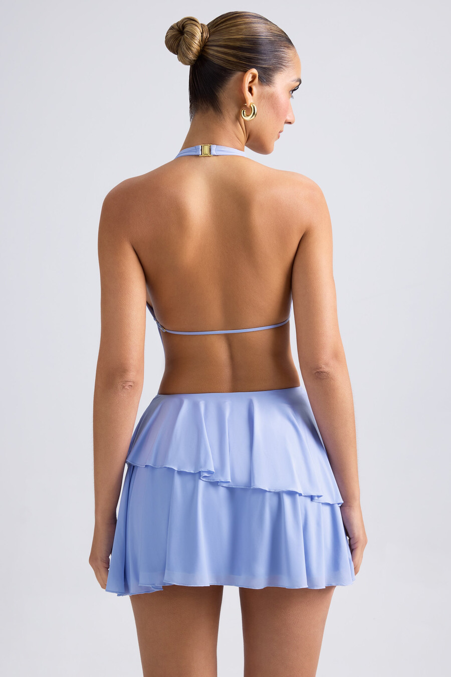 vestido curto com decote halter e babados vazados na cor azul pervinca