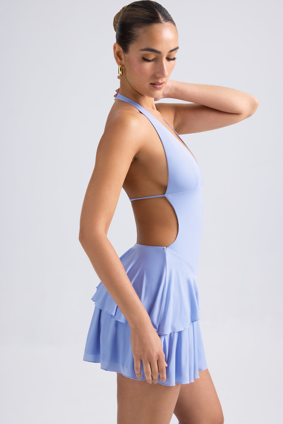 vestido curto com decote halter e babados vazados na cor azul pervinca