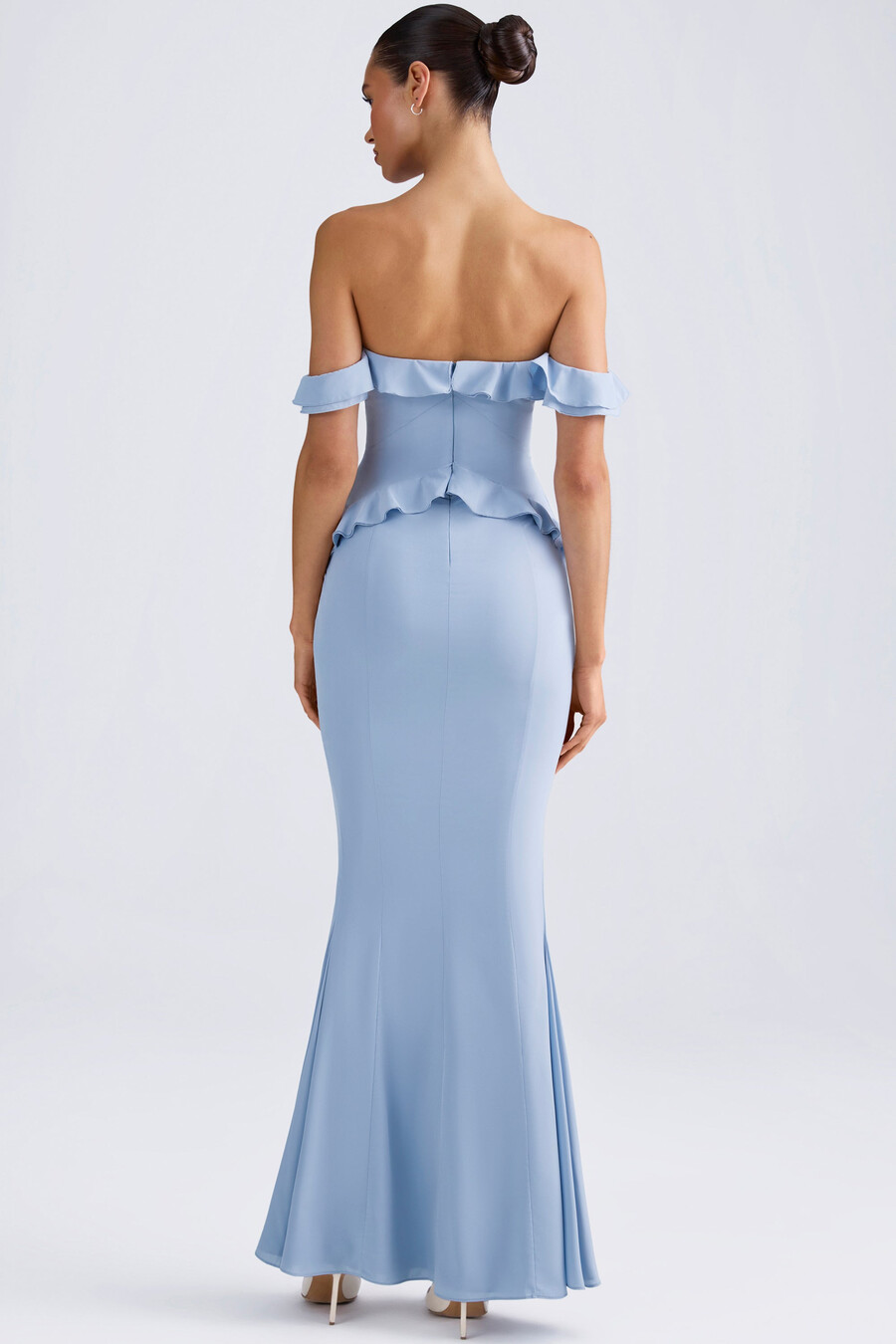 vestido longo com decote ombro a ombro e detalhes em babados na cor azul claro.