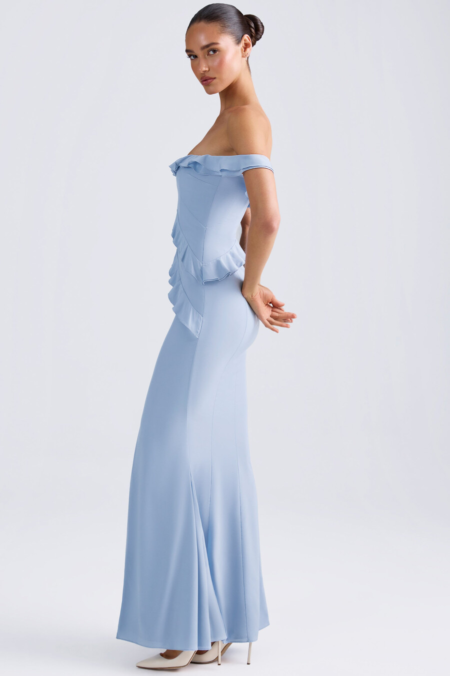 vestido longo com decote ombro a ombro e detalhes em babados na cor azul claro.