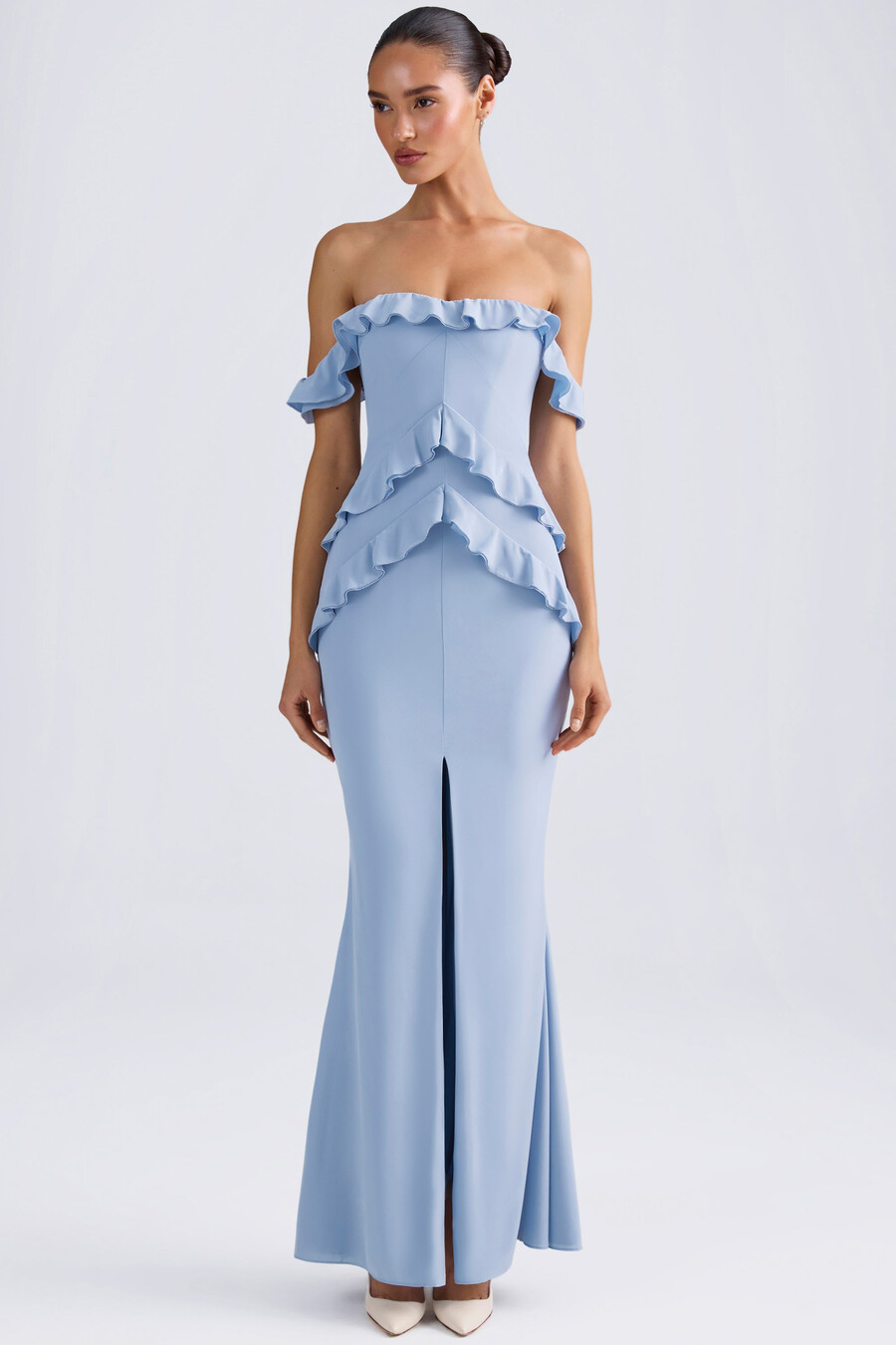 vestido longo com decote ombro a ombro e detalhes em babados na cor azul claro.