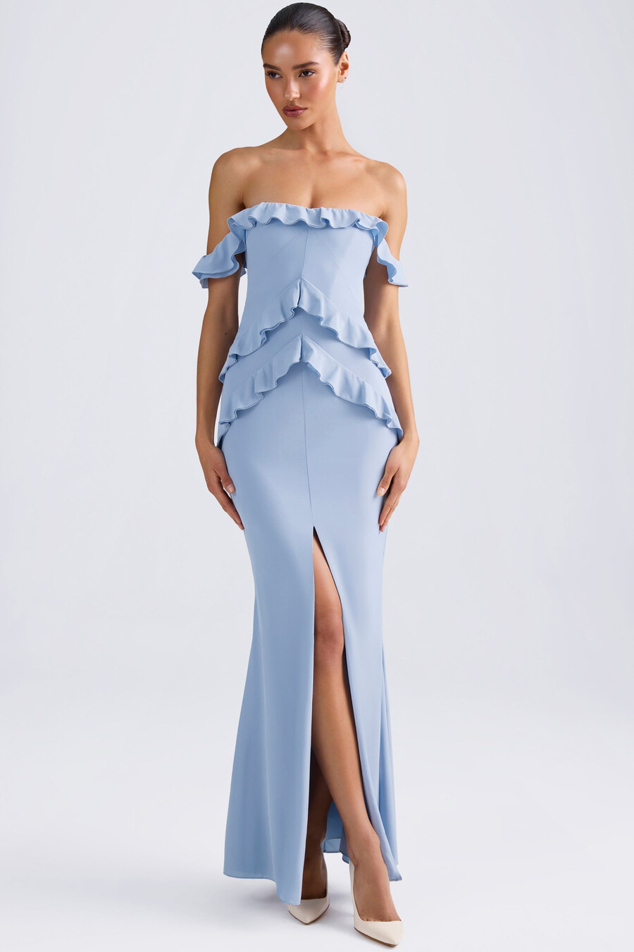 vestido longo com decote ombro a ombro e detalhes em babados na cor azul claro.