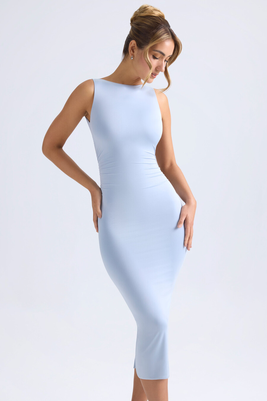 vestido midi franzido com costas abertas em azul claro