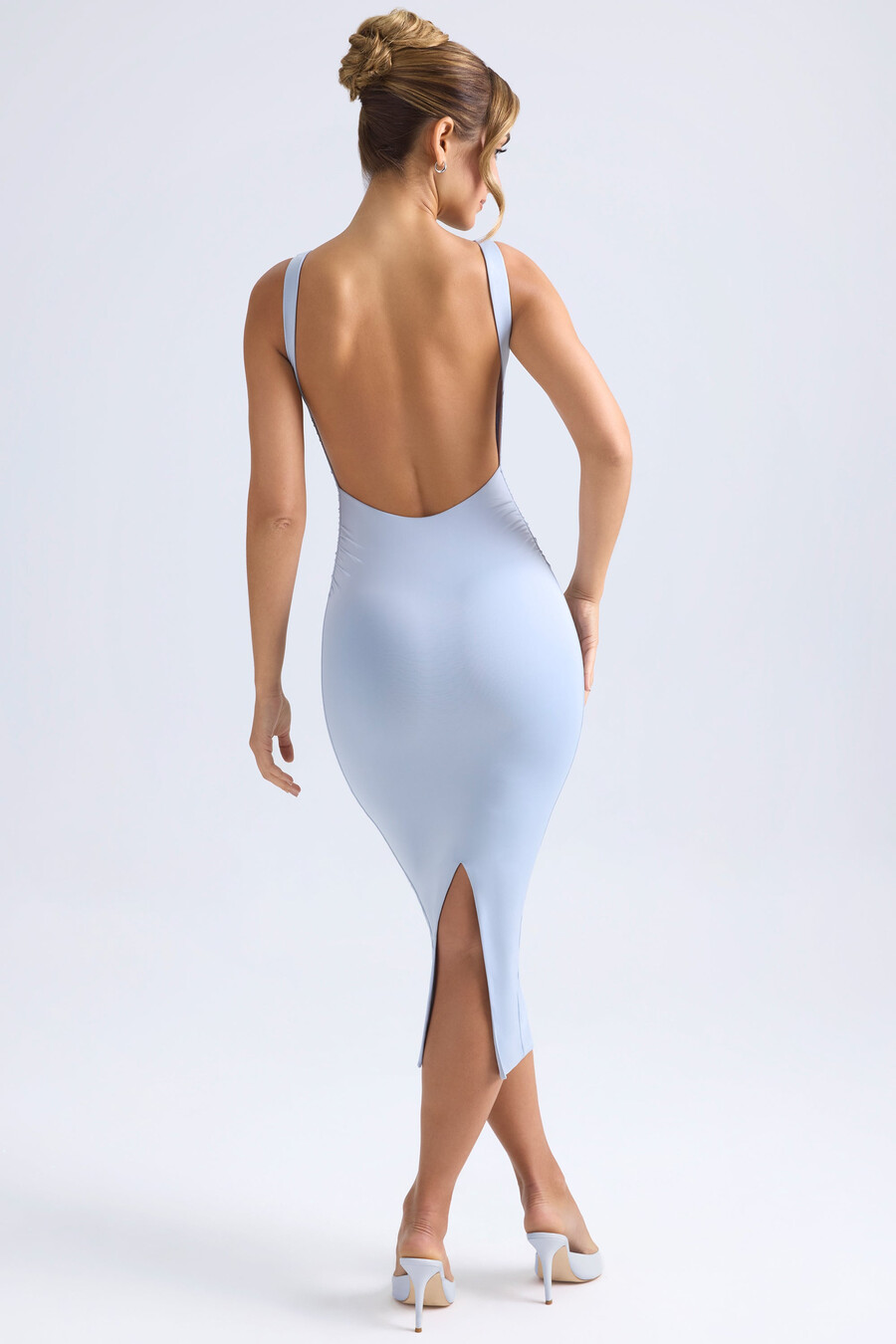 vestido midi franzido com costas abertas em azul claro