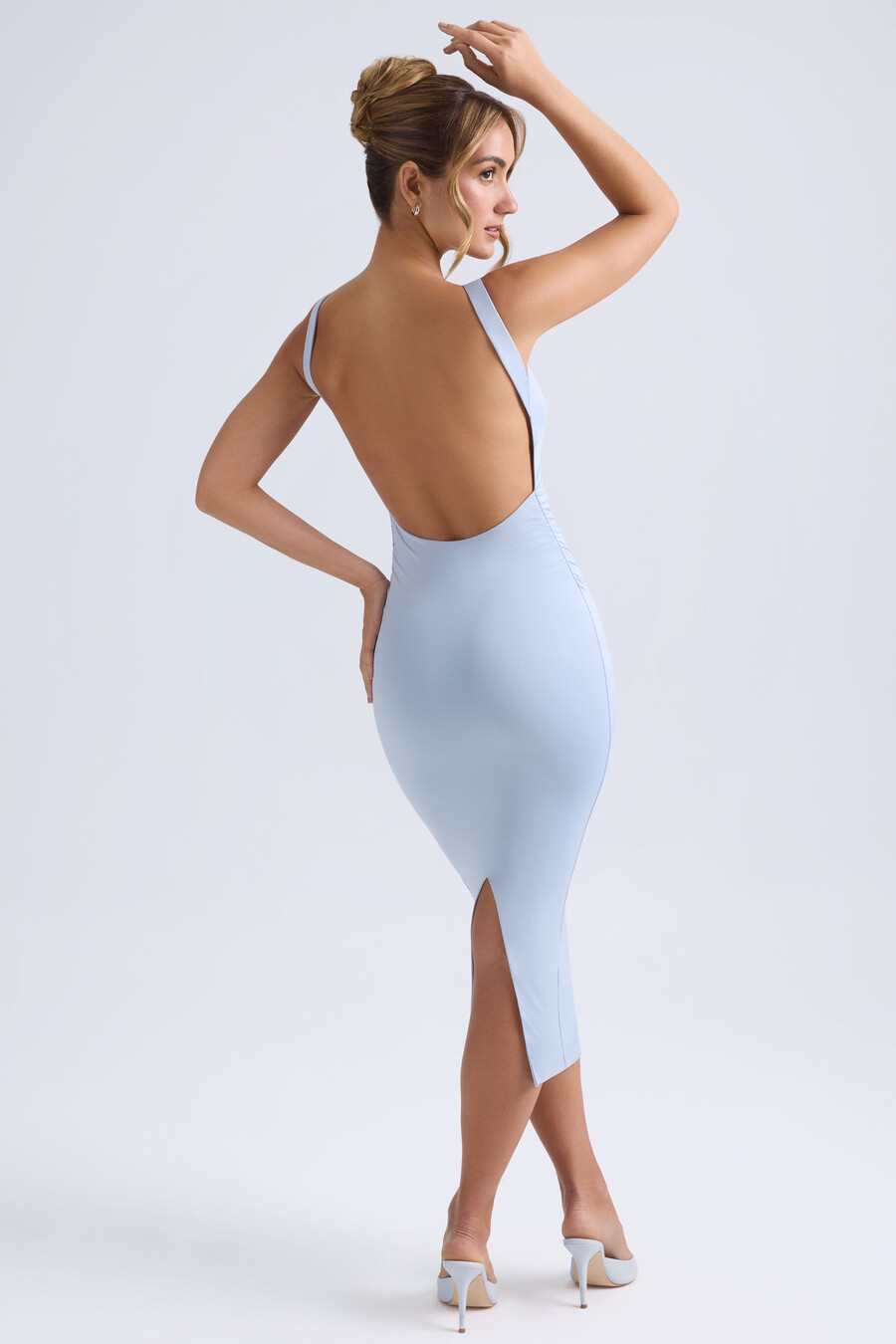 vestido midi franzido com costas abertas em azul claro