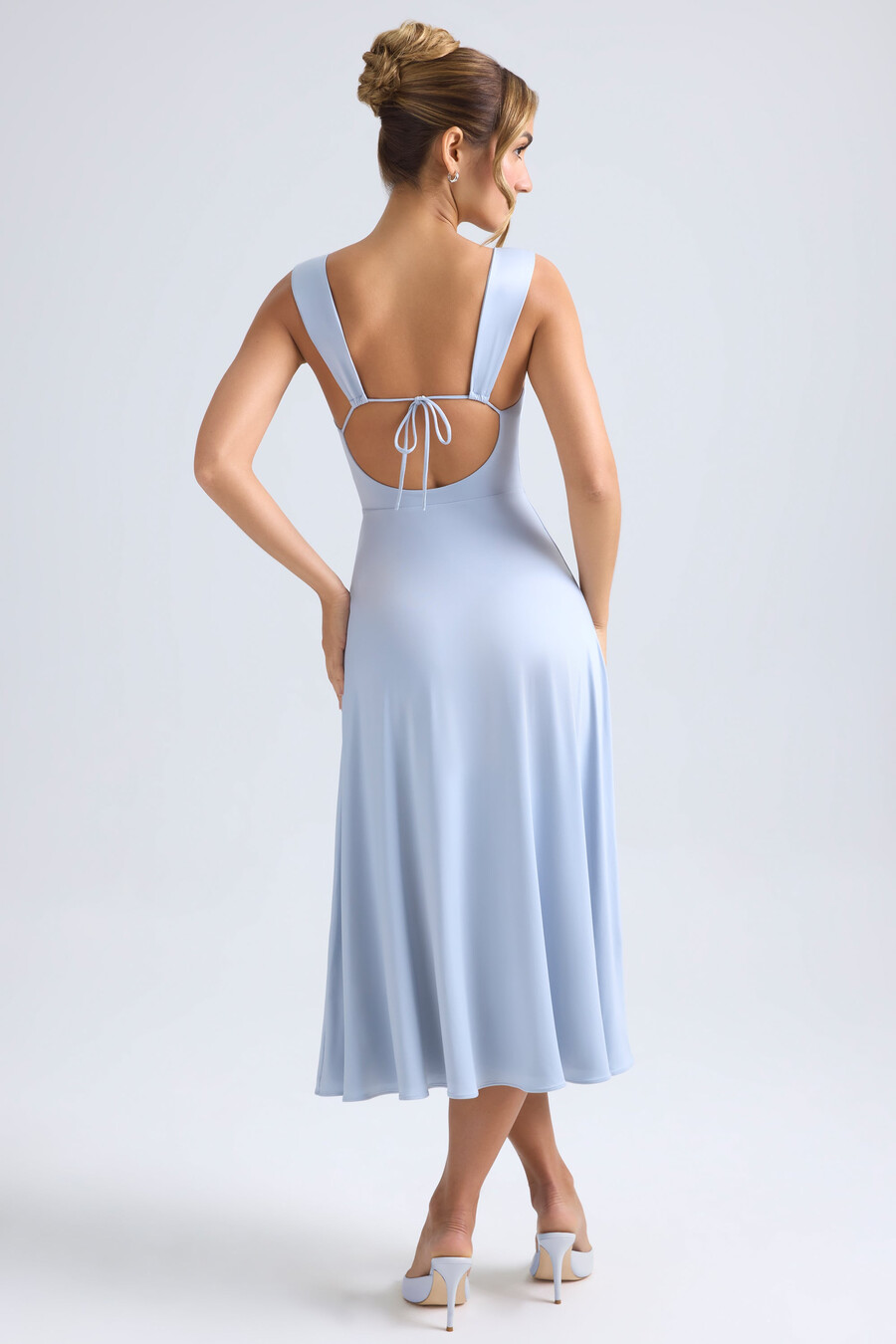 vestido midi franzido com decote coração em azul claro