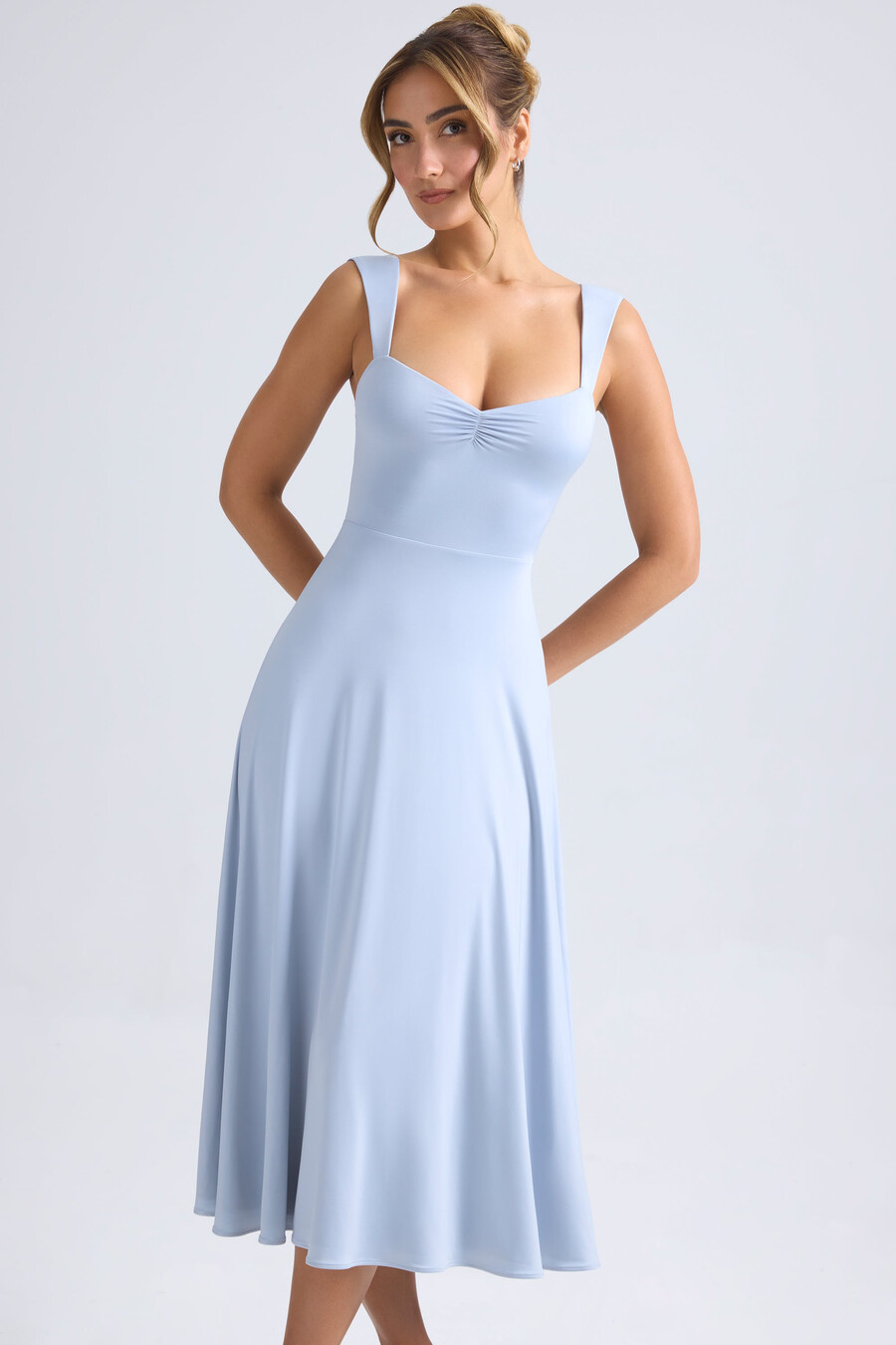 vestido midi franzido com decote coração em azul claro