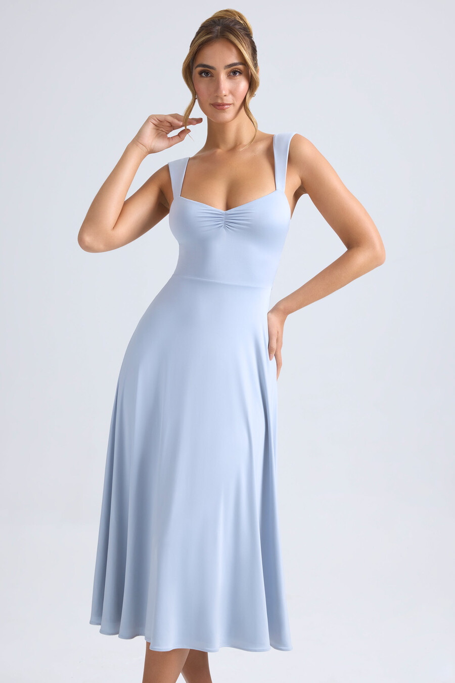 vestido midi franzido com decote coração em azul claro