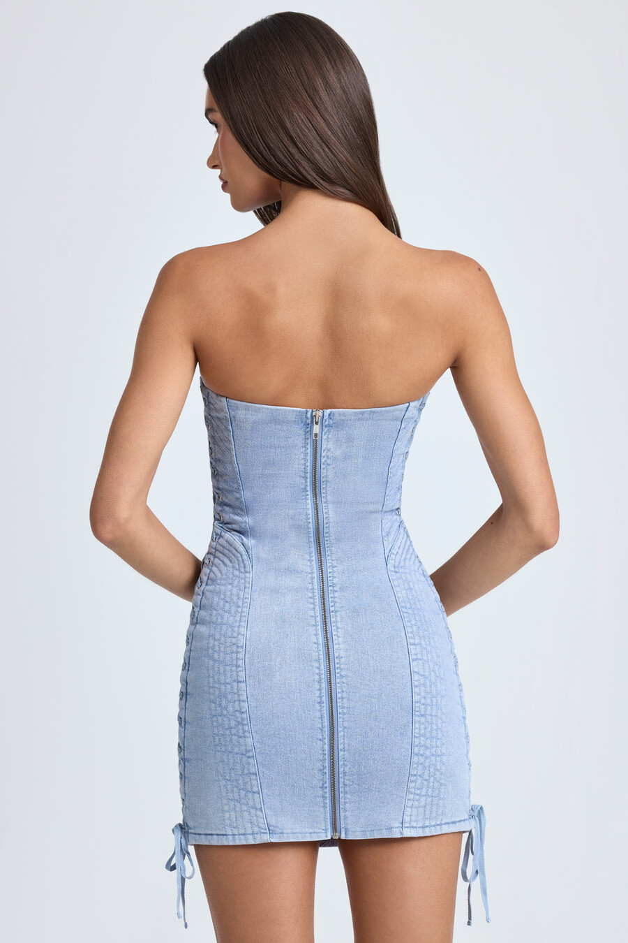vestido curto bandeau com amarração nas costas em lavagem stonewash azul claro