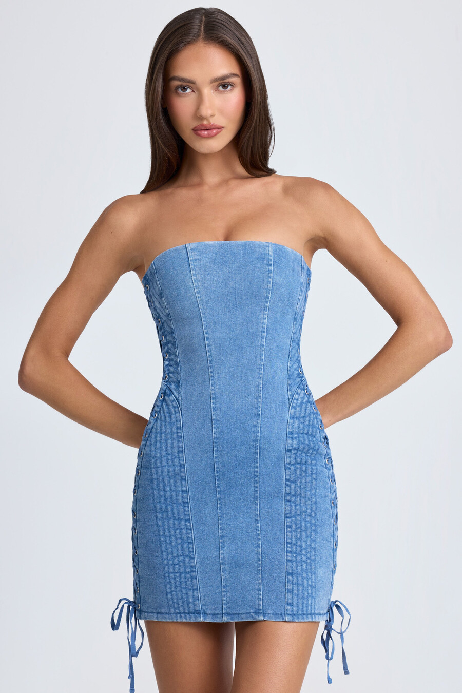 vestido curto bandeau com amarração nas costas em lavagem stonewash azul médio