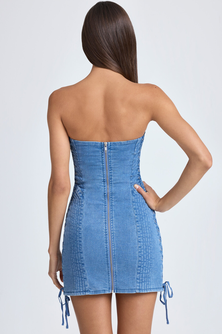 vestido curto bandeau com amarração nas costas em lavagem stonewash azul médio