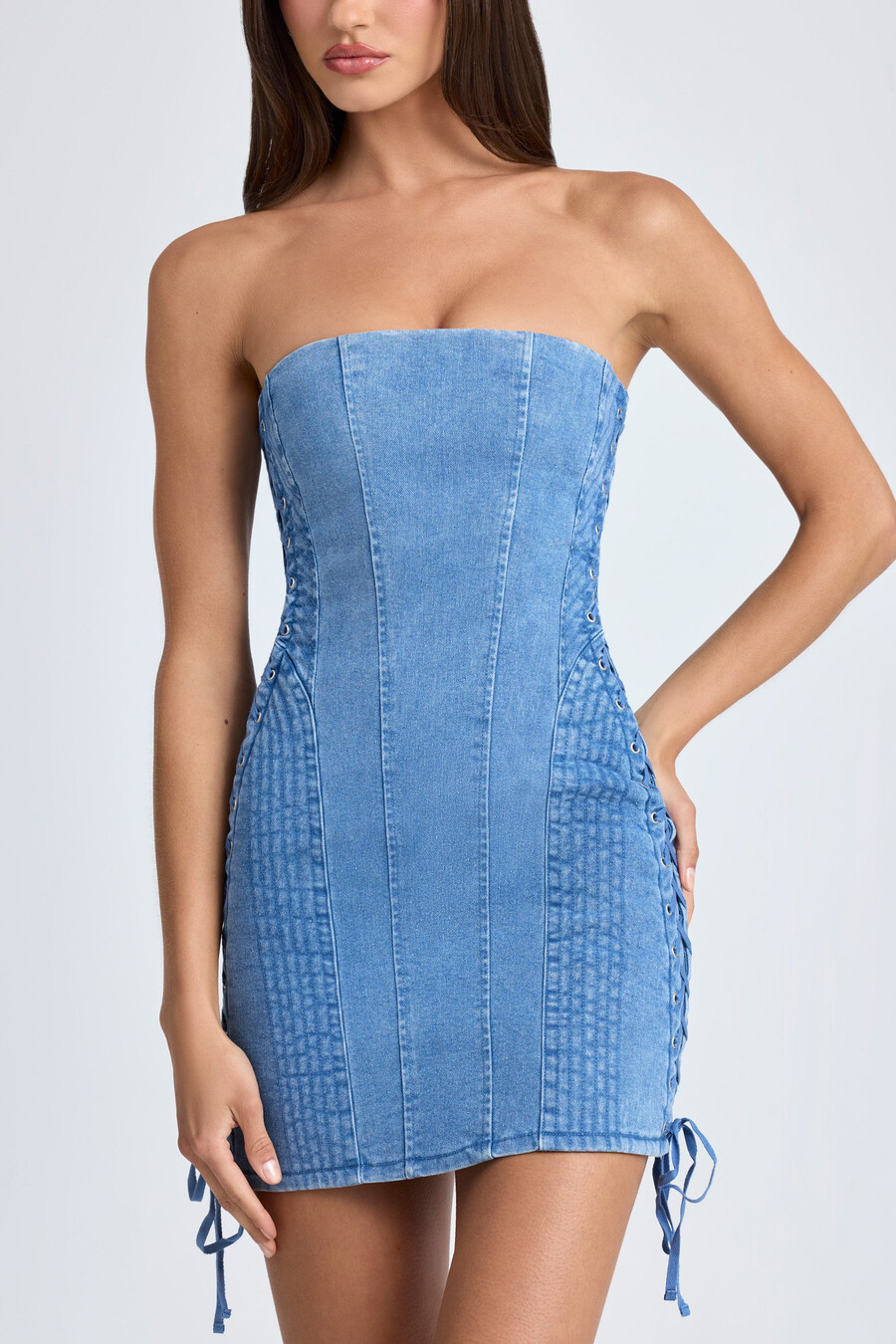 vestido curto bandeau com amarração nas costas em lavagem stonewash azul médio