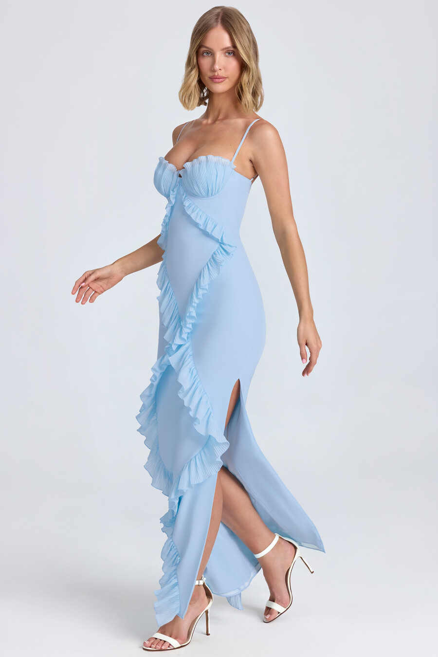 vestido longo plissado com babados na cor azul claro