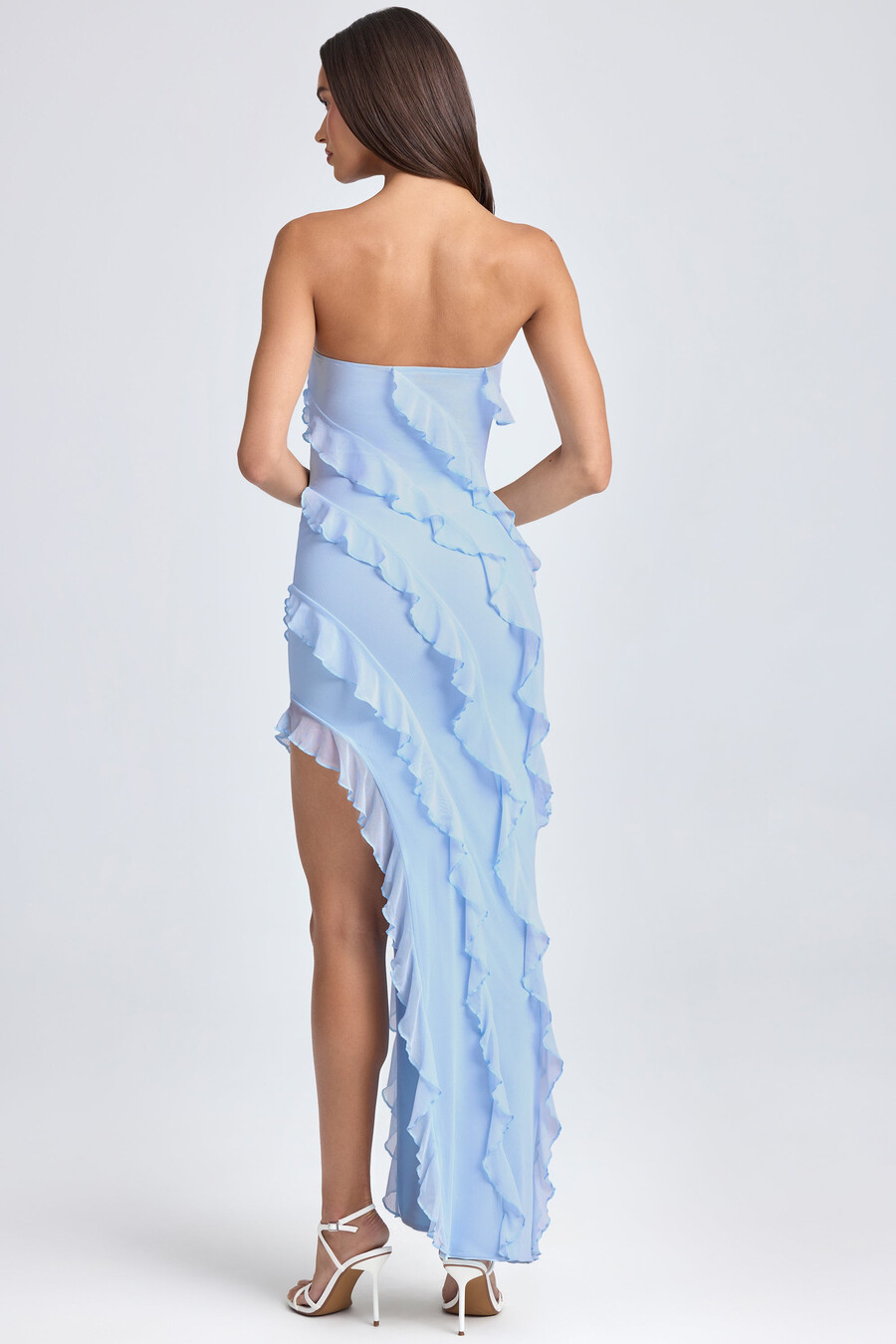 vestido longo bandeau com babados na cor azul claro