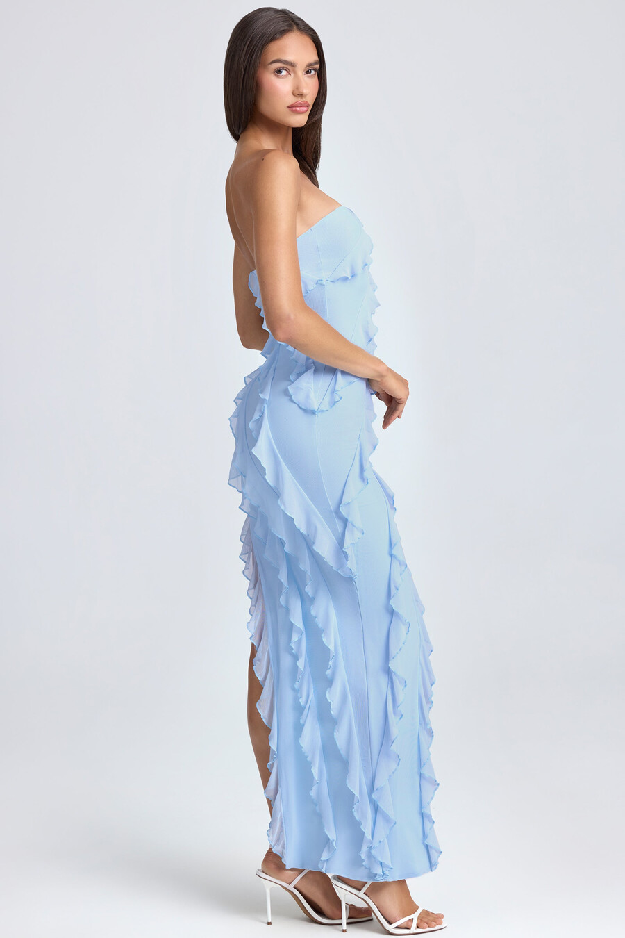 vestido longo bandeau com babados na cor azul claro