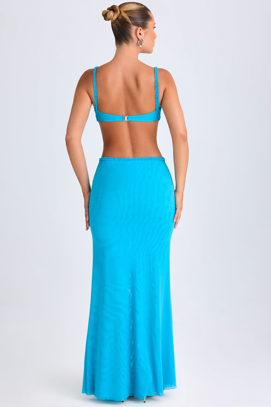 vestido longo azul-turquesa com recortes e aplicações de babados