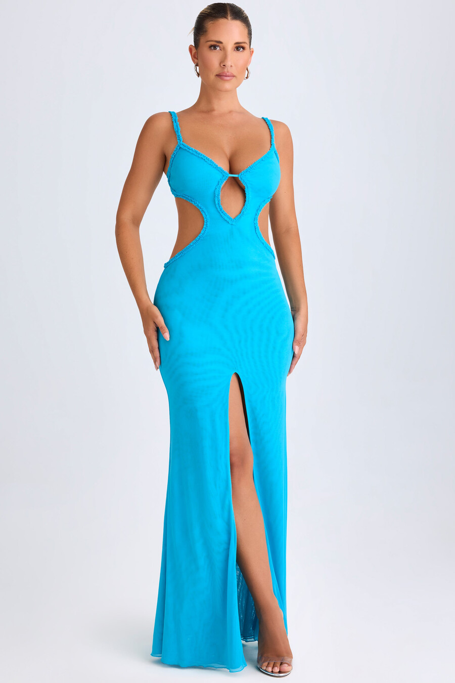vestido longo azul-turquesa com recortes e aplicações de babados